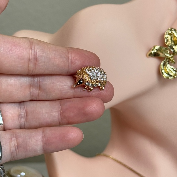 ⚜️ ❤️🔥 Cute Gold Hedgehog Brooch 🦔💎 - Picture 4 of 7